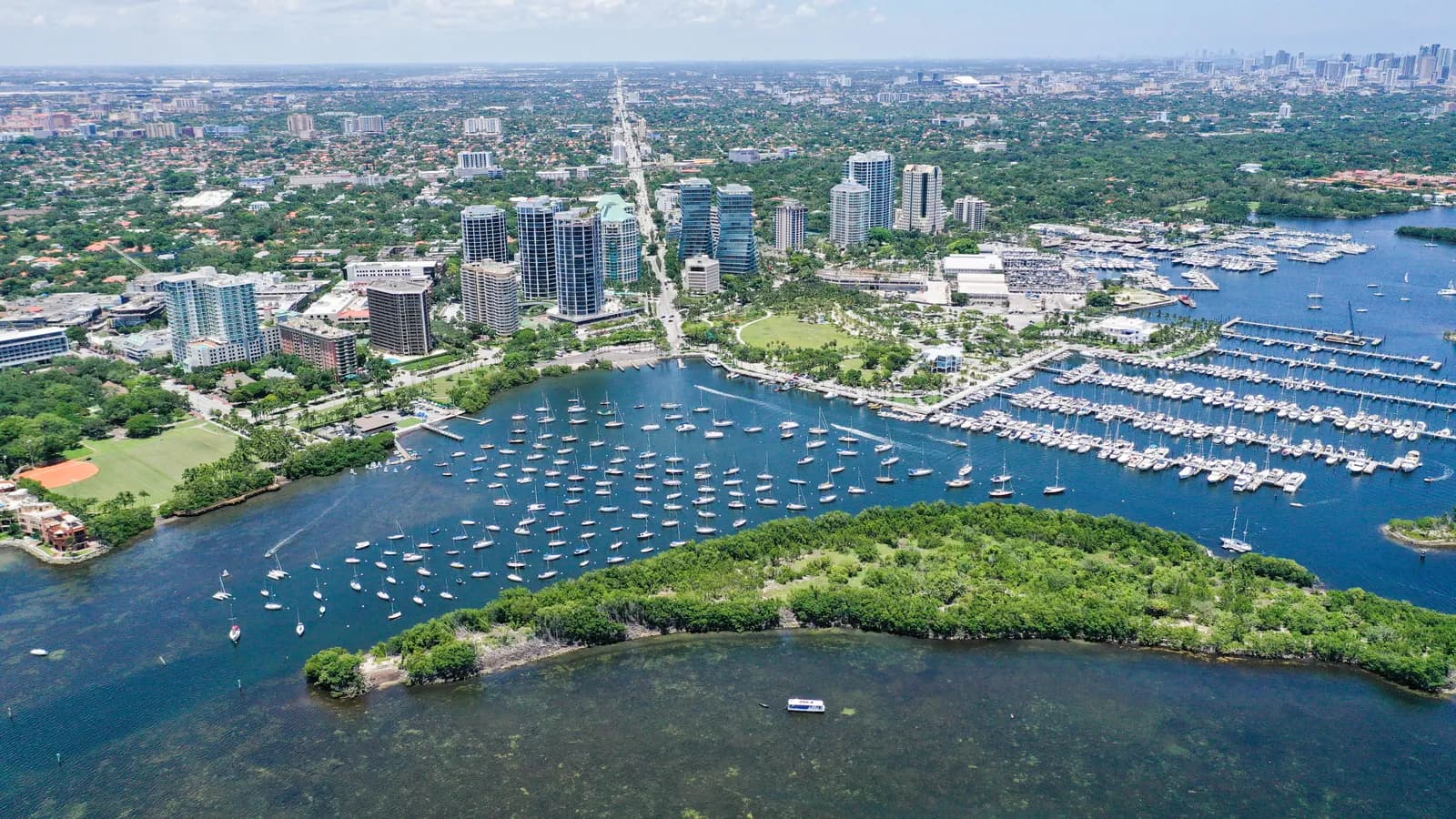 Vista aérea de Dinner Key Marina y del centro de Coconut Grove junto a la bahía de Biscayne