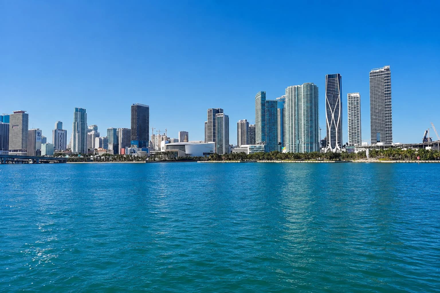 Imagen editorial diurna de la bahía y el skyline de Miami