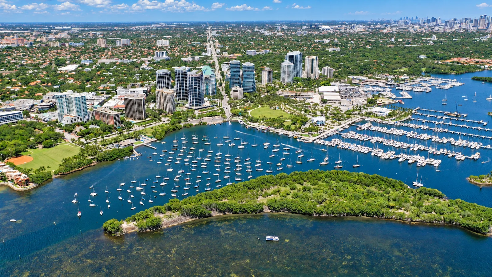 Escena aérea diurna de Coconut Grove, Dinner Key Marina y bahía de Biscayne en Miami