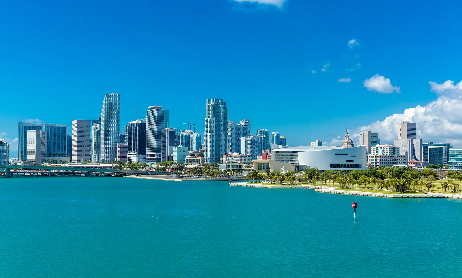 Skyline de Downtown Miami, museus à beira-mar e Baía de Biscayne em luz diurna