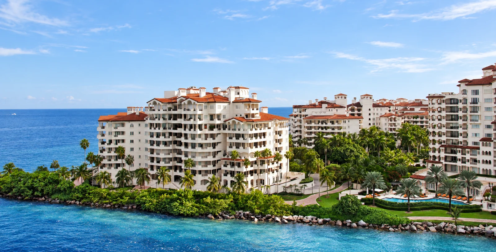 Escena diurna basada en una foto de la costa de Fisher Island, con palmeras y aguas azules de la bahía de Biscayne