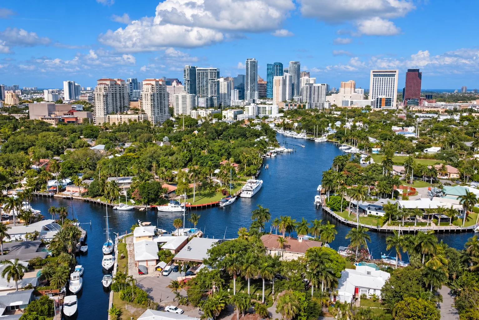 Vista aérea dos canais, barcos e skyline de Downtown Fort Lauderdale