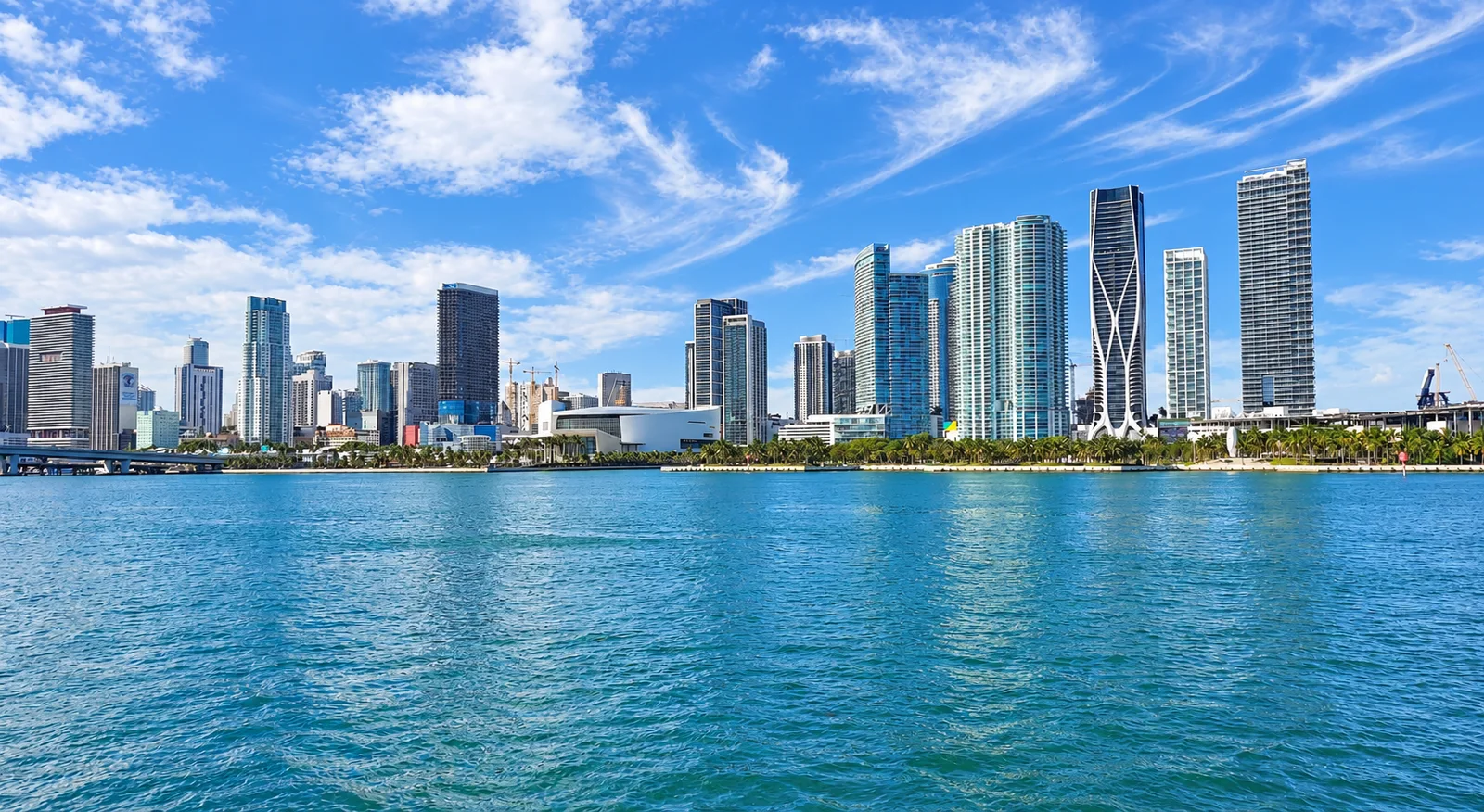 Skyline de Downtown Miami visto da Baía de Biscayne