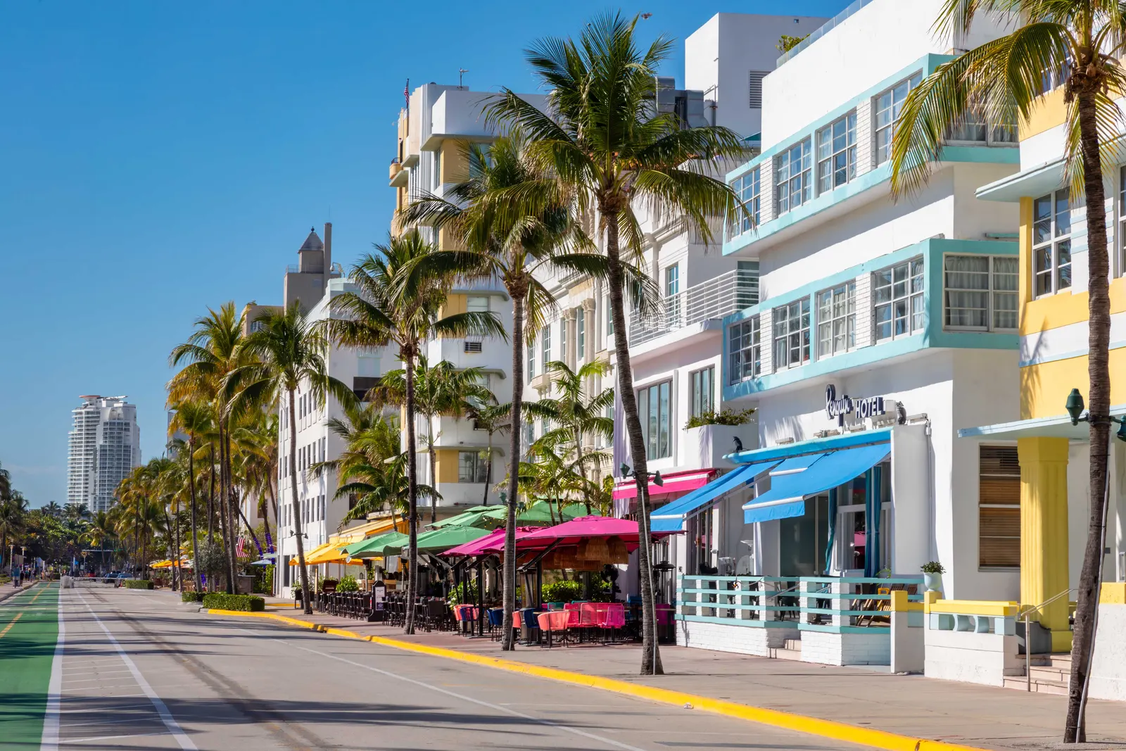 Hoteles Art Déco de tonos pastel y palmeras a lo largo de Ocean Drive en Miami Beach