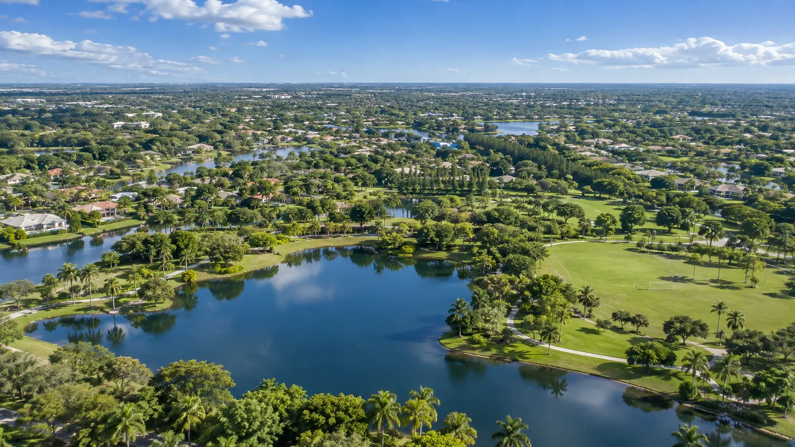 Vista aérea ilustrativa de parque, lagos e bairros representando Pembroke Pines