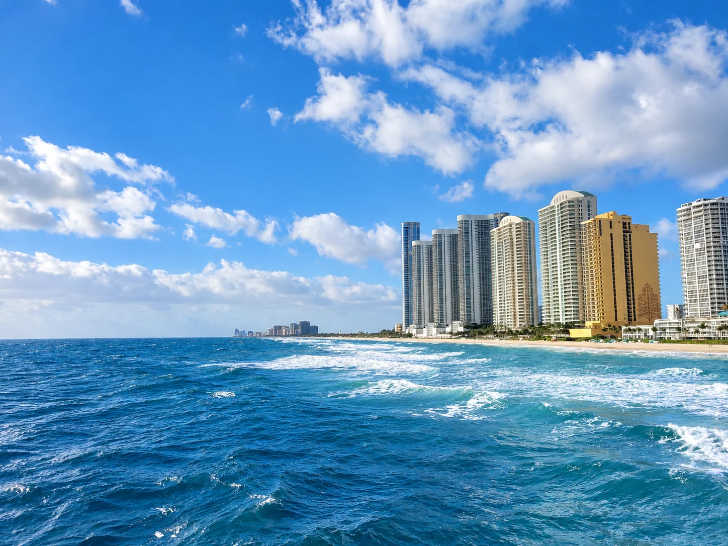 Torres de Sunny Isles Beach junto a la playa y el Atlántico