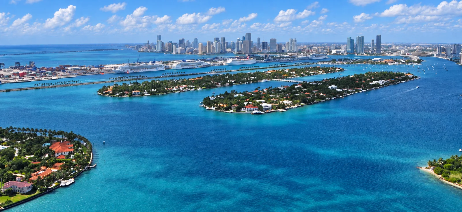 Vista aérea das Venetian Islands, da Venetian Causeway, da Baía de Biscayne e do skyline de Miami