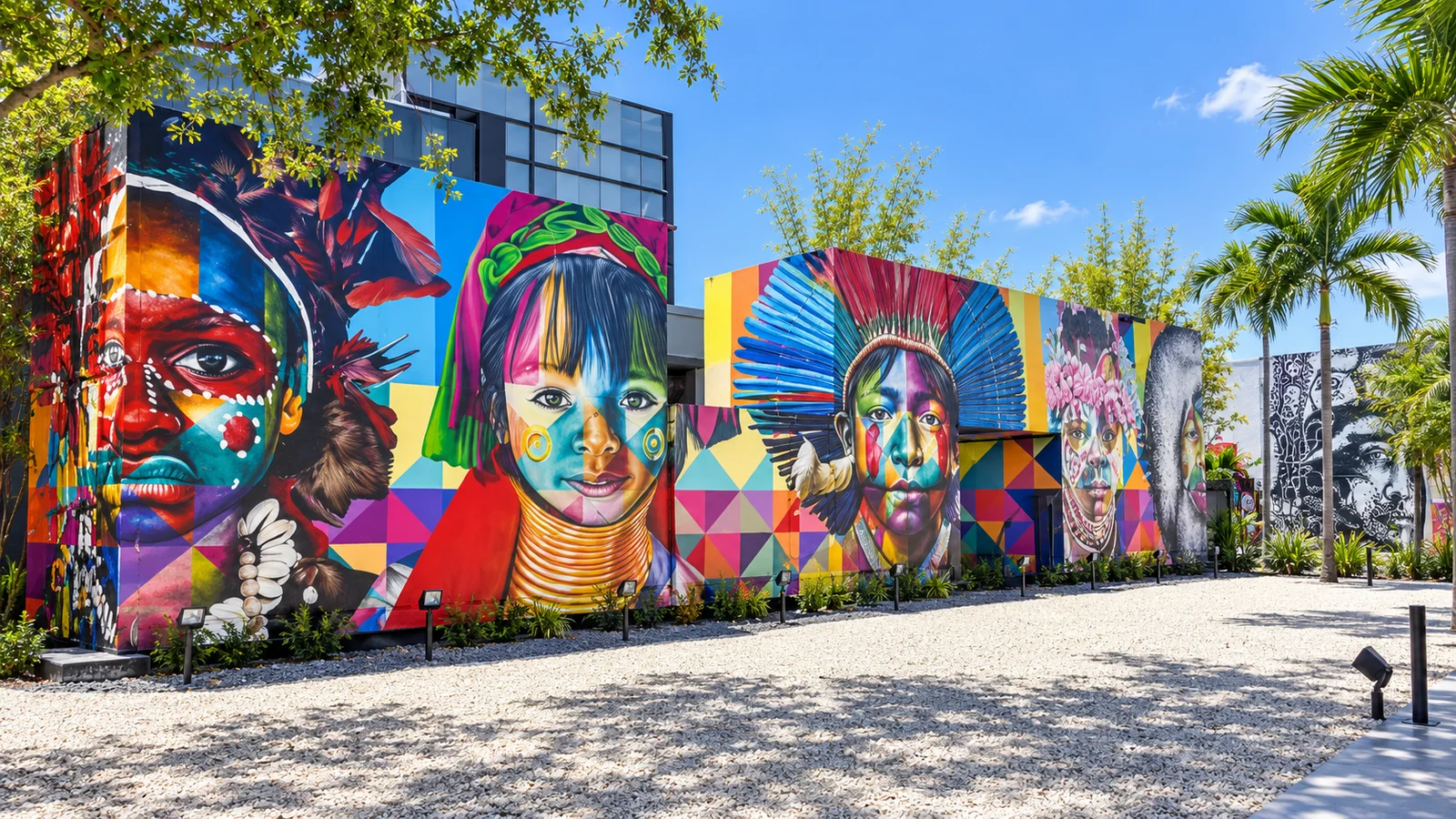 Murales coloridos de retratos indígenas en un patio vacío de Wynwood Walls